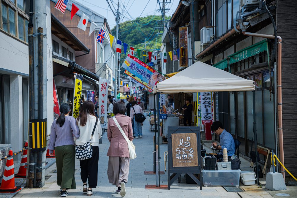 Yobuko Asaichi-dori-old times, and now-