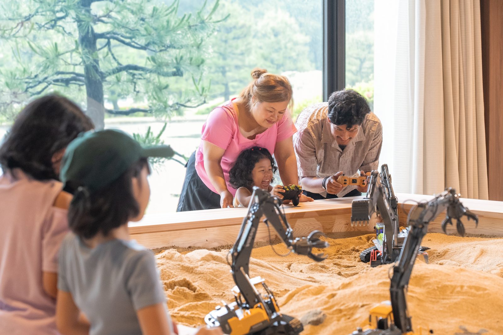 "Sandbox theme park" where everyone can be absorbed in